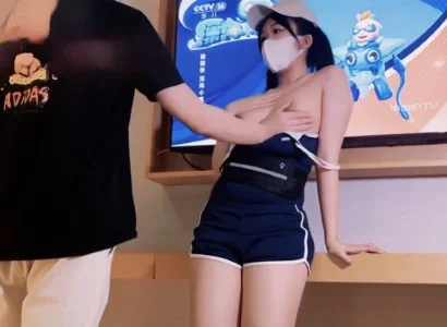 Người đẹp bán TV và vị khách may mắn