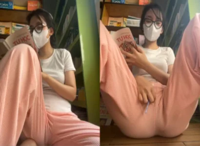 Cô em vừa đọc truyện vừa cho sextoy vào lồn