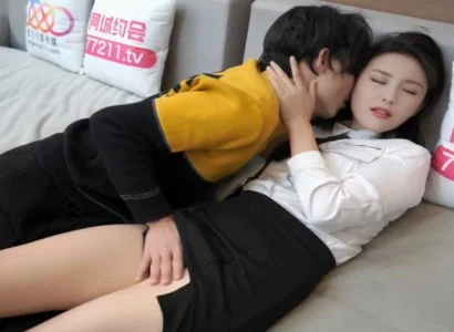 Cô thư ký bí mật địt với sếp vì tiền