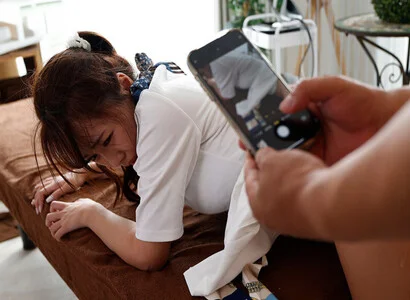 Đang triệt lông liền đè ra hiếp