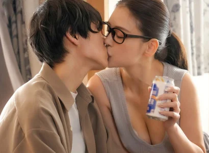 Chàng trai phát hiện bị cắm sừng được chị hàng xóm quan tâm