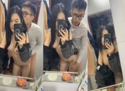 Hai người trẻ làm tình nhau trước gương