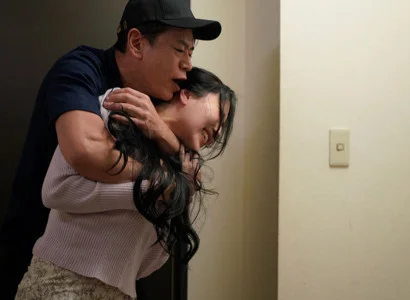 Nữ ca sĩ bị fan ép quan hệ vì vẻ đẹp không cưỡng lại được