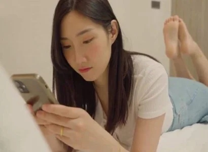 Vợ lén lút cùng anh nhân viên giao hàng