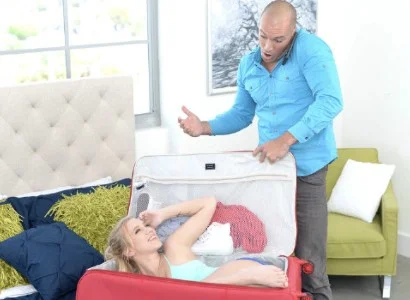 Món quà bên trong vali chứa điều bí mật