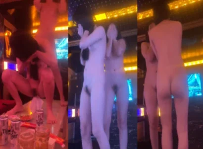 Nữ vũ công trình diễn vũ điệu thoát y đầy dâm đãng trong quán karaoke