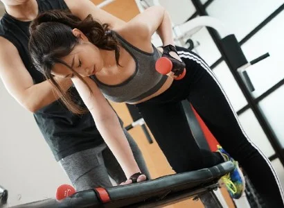 Người phụ nữ thiếu thốn và anh PT may mắn phang nhau